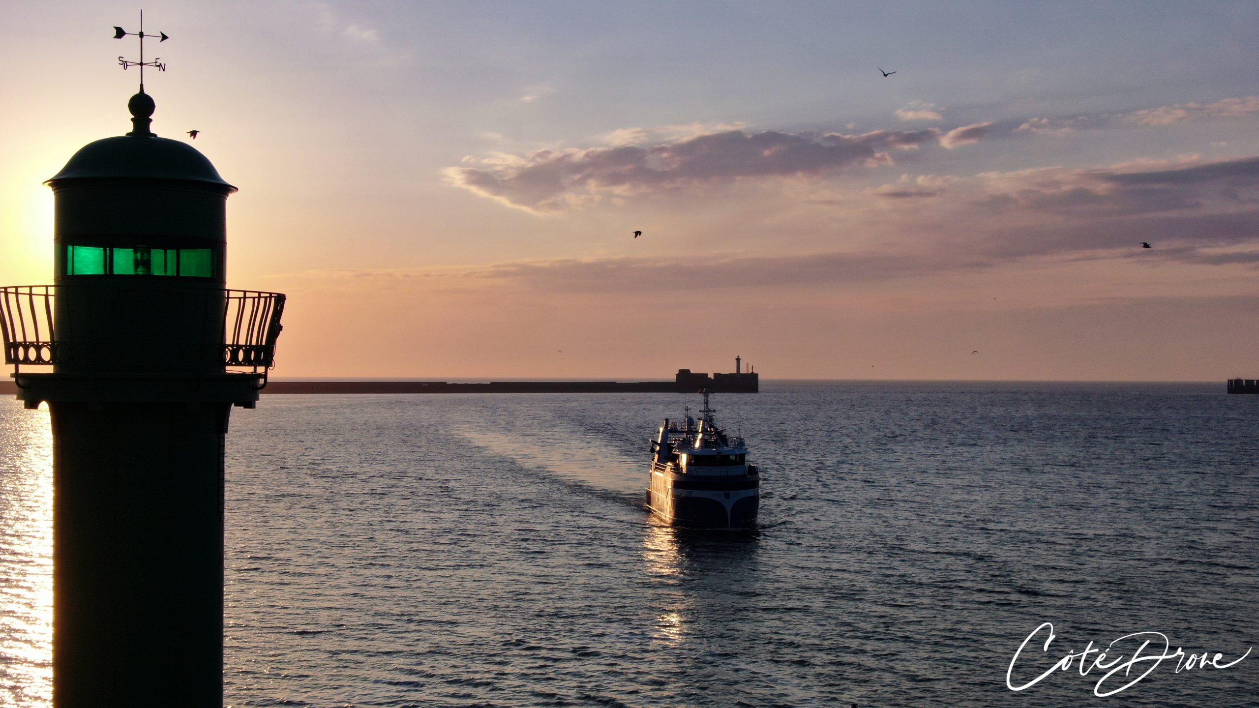 Bateau arrivant au port de Boulogne-sur-Mer